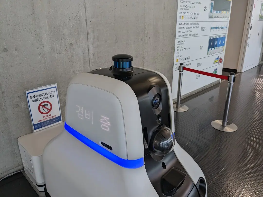 パシフィコ横浜にあった警備ロボット。天井についている円形のセンサがVLP-16