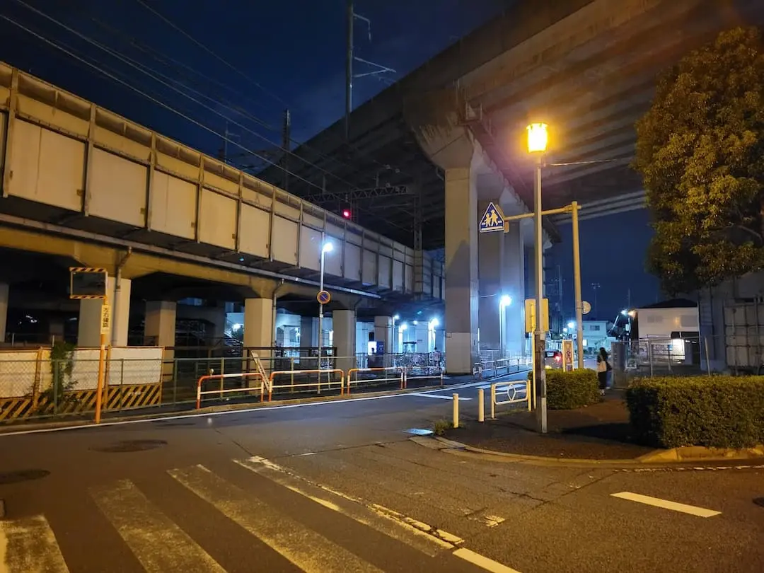 中浦和駅、埼京線との立体交差。下が武蔵野貨物線。