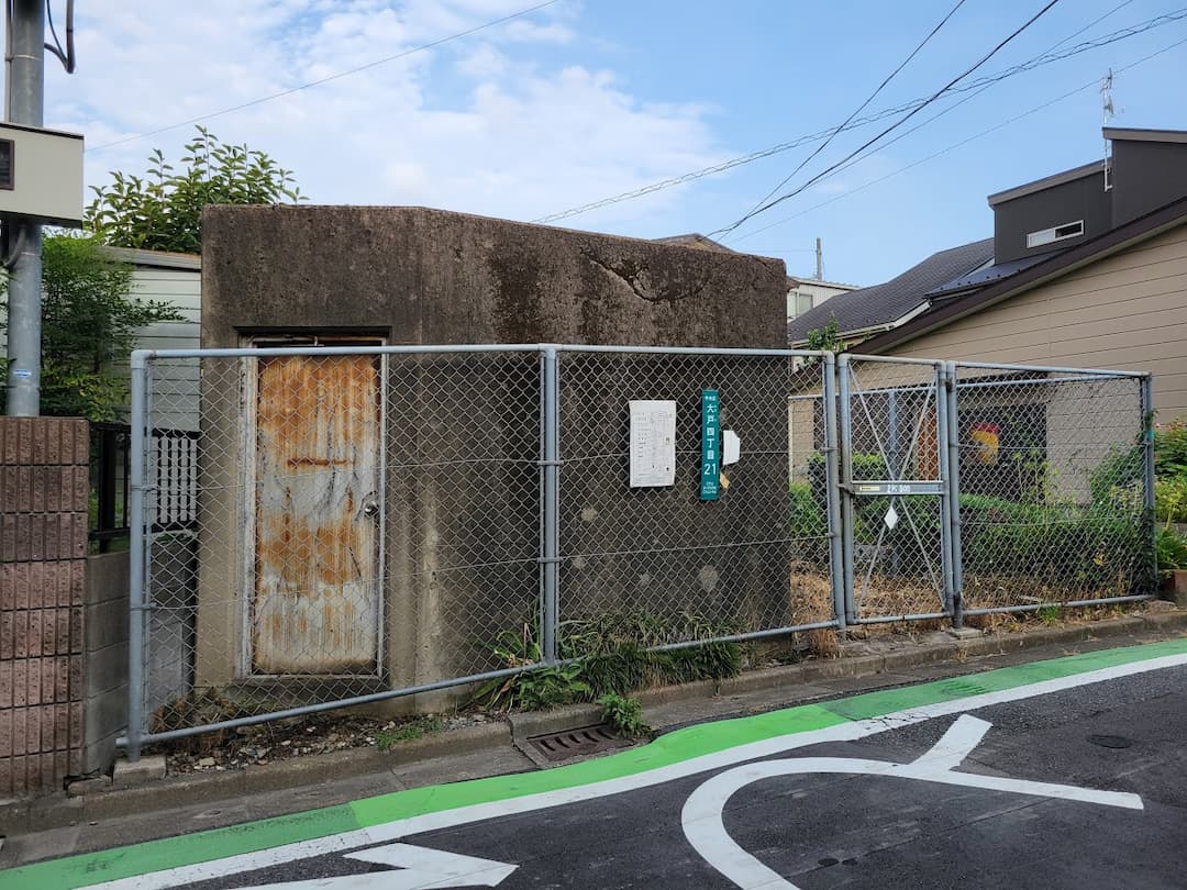 緑道沿いの謎の建築物