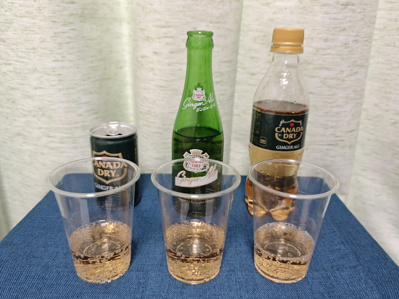 カナダドライをコップに注ぎました